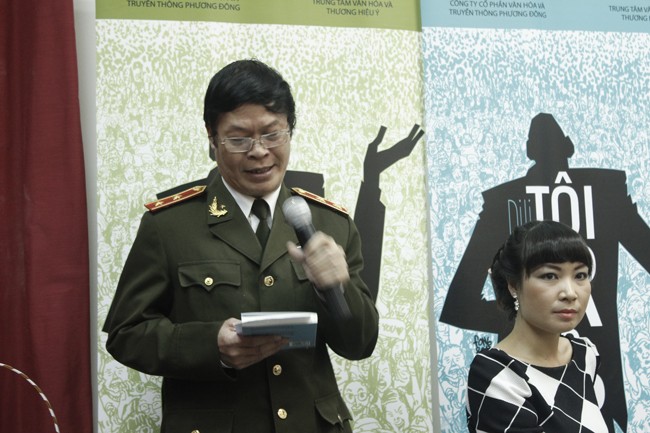 Trung tướng Nguyễn Hữu Ước chia sẻ về cuốn sách trong buổi ra mắt sách của nhà văn Di Li.
